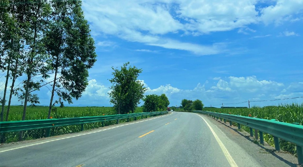 提质增效！桂中公路发展中心增强公路护栏防护功能 为群众出行系好“安全带”